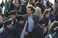 Clive Owen and Naomi Watts in The International