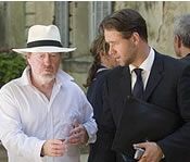 Ridley Scott confers with Russell Crowe on set