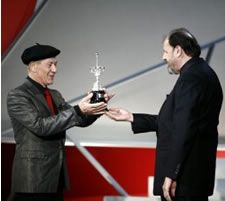 Sir Ian McKellen receives the Donostia Award.