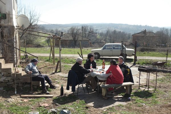 The Good Postman - in a small Bulgarian village troubled by the ongoing refugee crisis, a local postman runs for mayor — and learns that even minor deeds can outweigh good intentions. 