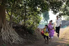 Samay (Bhavin Rabari) with his mother Baa (Richa Meena), father Bapuji (Dipen Raval), and sister Sili (Vidita Mehta)