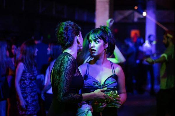 Kaouther Ben Hania on the dress Najla (Lina Elleuch) brings to the club for Mariam (Mariam Al Ferjani): “Since for Beauty And The Dogs I knew from the beginning that it will be shot by night, this blue has something about the night.”