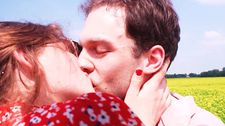 Luisa (Lou Strenger) kisses Chrissimo (Christoph Bertram)