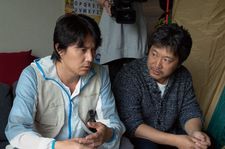 Masaharu Fukuyama with  Hirokazu Kore-eda on the set of Like Father, Like Son.