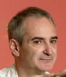 Kent Jones notes that Olivier Assayas is connected to Claire Denis, David Fincher, Jean-Pierre Dardenne, and Luc Dardenne by "working with time and it's precious."