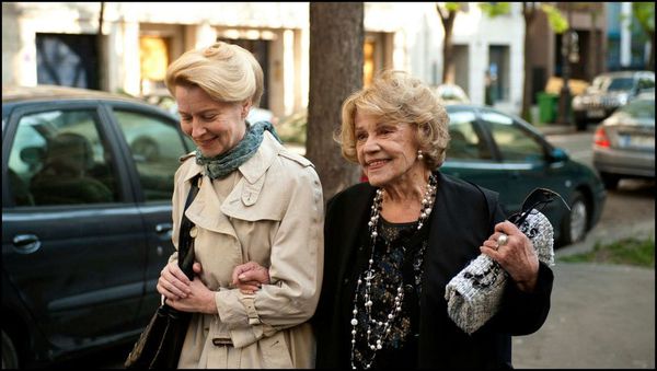 Jeanne Moreau with Laine Mägi in one of her last screen roles A Lady in Paris (Une Estonienne à Paris), directed by Ilmar Raag in 2013 when Moreau was 84