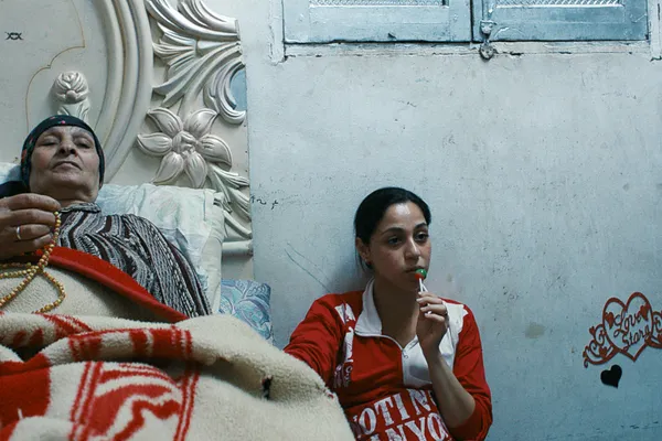 Reem Amer as Amal with Fatma Farahat El-Hadary as her grandmother. Ashgan El-Hamus: