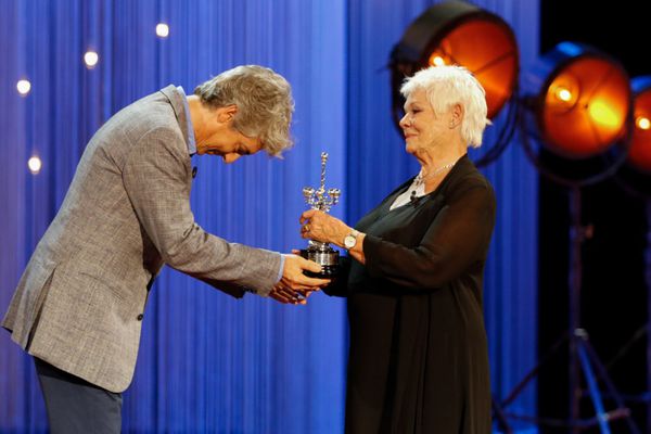 Judi Dench receiving her Donostia from Alexander Payne