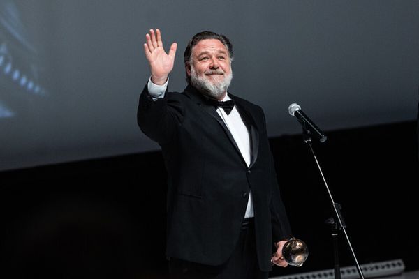 Russell Crowe woos the crowds in Karlovy Vary - with praise for the organisers and a live opening musical blast.