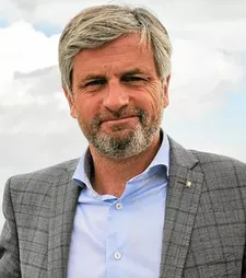 Dinard mayor Arnaud Salmon: “In Dinard we love British and Irish cinema often more than the British and the Irish do themselves.”