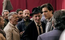 Russ Brissenden (Carlo Cecchi) with Martin Eden (Luca Marinelli)