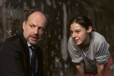 Elise (Marion Barbeau) with her father Henri Gautier (Denis Podalydès)