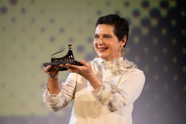 Isabella Rosselllini with her Excellence Award in Locarno