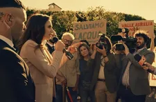 Heiress Raffaella Zarate (Emanuela Fanelli) confronting the protesters
