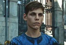 Claudio Giovannesi on Francesco Di Napoli as Nicola in T-shirt with wings: "That T-shirt was actually suggested to me by my costume designer Olivia Bellini, with whom we did very specific precise work."