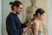 Yann (François Civil) working on Elise (Marion Barbeau)