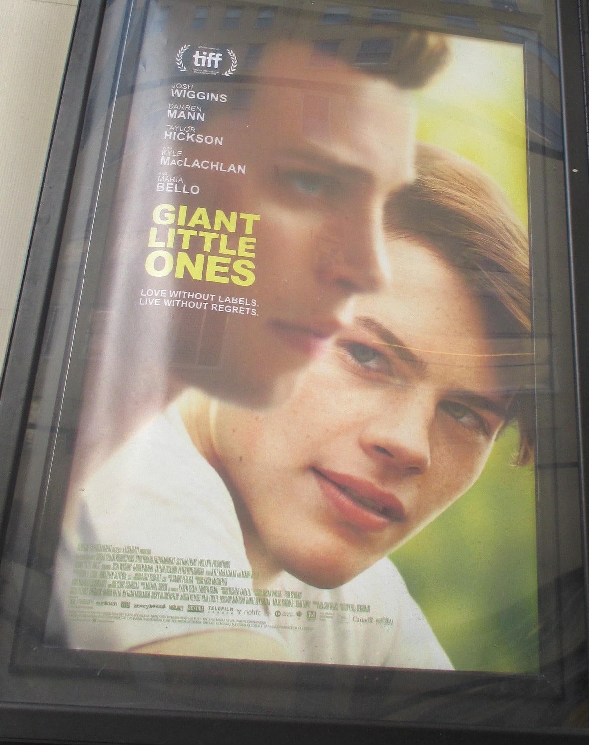 wij in stand houden Transparant Eye For Film: Giant Little Ones poster in New York