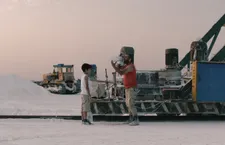 Edgar (Hayk Bakhryan) has a sale from a very thirsty road worker (Arthur Hayrapetyan)