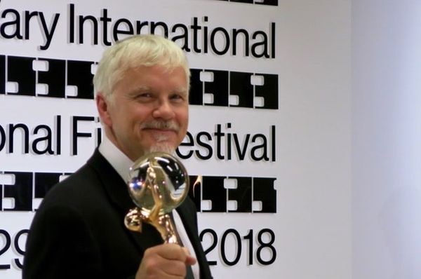 Tim Robbins receives his Crystal Globe at the Karlovy Vary International Film Festival