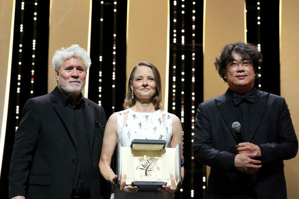 Guest of honour Jodie Foster lines up with her Cannes accolade alongside Spanish veteran Pedro Almodóvar and Parasite director Bong Joon Ho (Photo Festival de Cannes