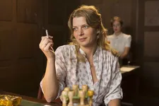 Christian Schwochow on Jördis Triebel as Nelly: "The costumes and production design are more inspired by memories that I have."