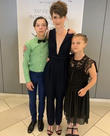 Laura Wandel with her young actors Maya Vanderbeque and Günter Dure.