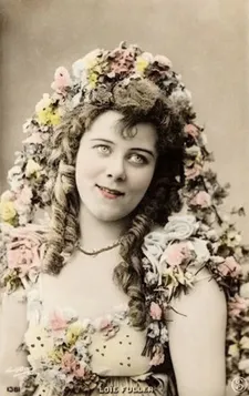 Zeva Oelbaum: “The sensitivity that fashion should have to people who are not model-thin. It’s very powerful in context with Loïe Fuller.”