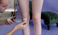 Magnus (Lorenz Krieger) powdering Ella’s (Alexandra Sagurna) knees