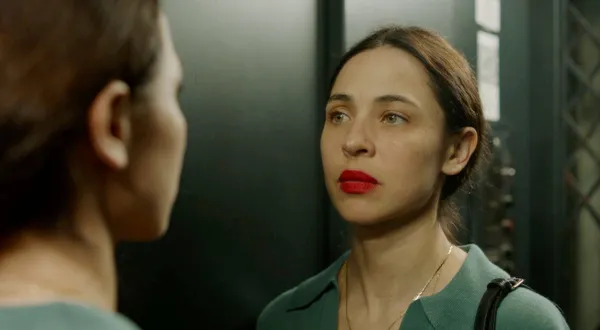 Isabel Aimé González Sola as Lina in The Currents