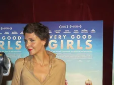 Maggie Gyllenhaal on Peter Sarsgaard in Very Good Girls: "You have to use your imagination what it might be like to be directed by your mother-in-law."