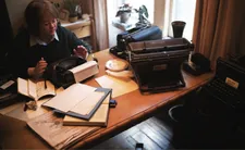 Lee Israel (Melissa McCarthy) at work in her home in Can You Ever Forgive Me?