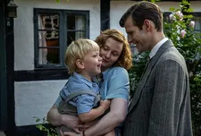 Grete (Nanna Skaarup Voss) and Thorkild Bjørnvig (Simon Bennebjerg) with their son Bo (Mikkel Kjærsgaard Stubkjær)