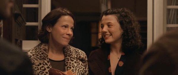 Lili Taylor and Stefania LaVie Owen in Paper Spiders