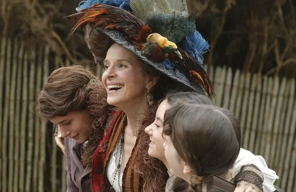 Raph, Juliette Binoche, Lauréna Thellier and Manon Royère in Slack Bay