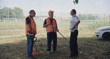 Gigi gossips with road workers Renato Glerean and Claudio Bornanci