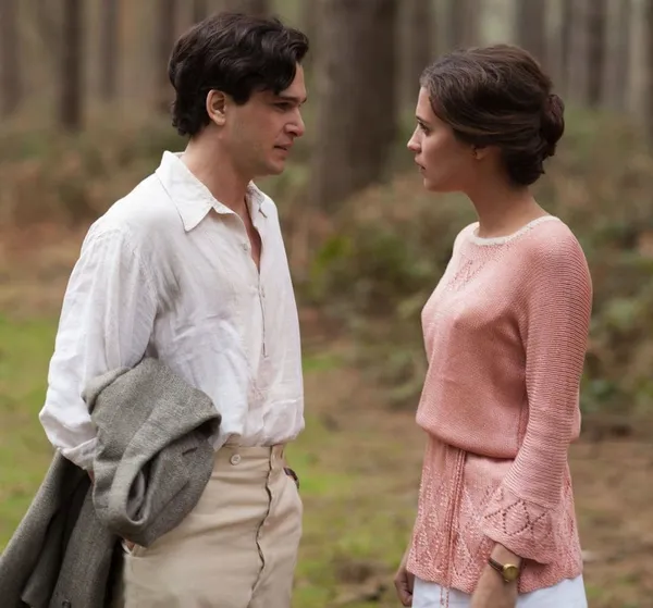Kit Harington and Alicia Vikander in Testament Of Youth 3