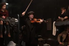 Jozef Weschler (Schwartz Zoltán) in the bomb shelter battle of the violins