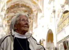 Sister Borromäa sings the lullaby Guten Abend, Gute Nacht in UnBroken