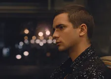 Stéphane Batut on Juste’s (Thimotée Robart) costume anchoring the love scene: “I needed for the jacket to be particularly striking.”