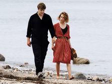 Leon (Thomas Schubert) with Nadja (Paula Beer) on the beach