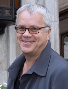 Tim Robbins is to be awarded a Crystal Globe for his “outstanding contribution to world cinema.”