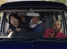 Takashi (Tokio Emoto) driving Aya (Aoi Yamada) with Hirayama (Kôji Yakusho) in the back seat