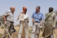 Volker Schlöndorff and Tony Rinaudo talking with the farmers