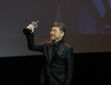 Hirokazu Kore-eda raises his Donostia