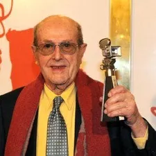 Manoel de Oliveira with his Berlinale Camera award in 2009