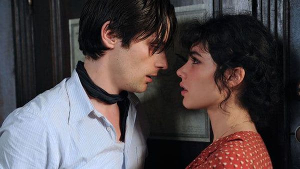 Raphaël Personnaz and Victoire Bélézy as Marius and Fanny.