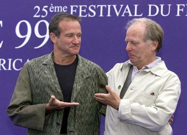 Robin Williams and director Peter Kassovitz at the 25th Deauville Film Festival in 1999 to present Jacob The Liar