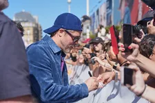 Brad Pitt signs autographsy in San Sebastian