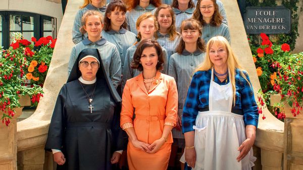 Sixties flashback for (front from left) Noémie Lvovsky, Juliette Binoche and Yolande Moreau in Martin Provost’s comedy How To Be A Good Wife