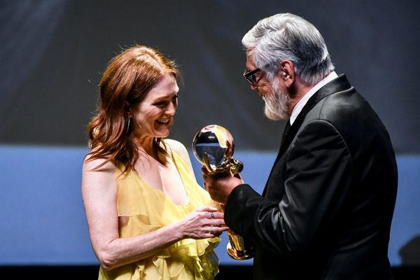 Julianne Moore receives a Crystal Globe award from Jiří Bartoška at last year's festival